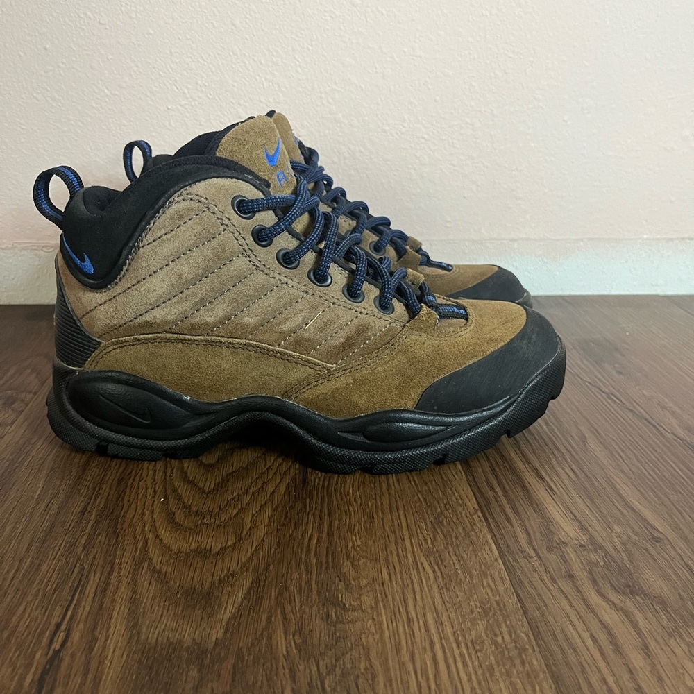 Nike ACG Women's Shoes - Brown and Black